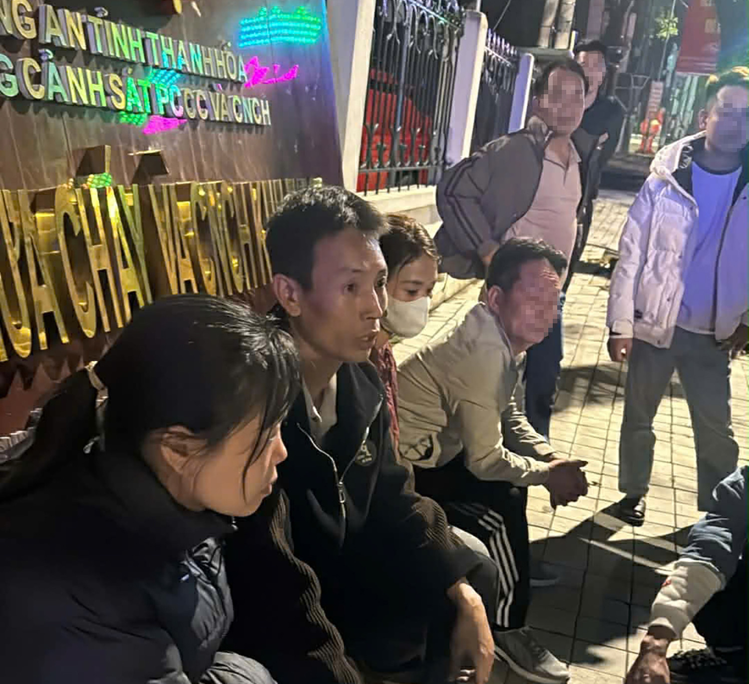 Vụ tài xế bất lực bật khóc vì ô tô chở nhiều xe máy bốc cháy: Tiền đền bù là gánh nặng lớn khi nhà còn 3 con nhỏ, mẹ già đau ốm- Ảnh 5.