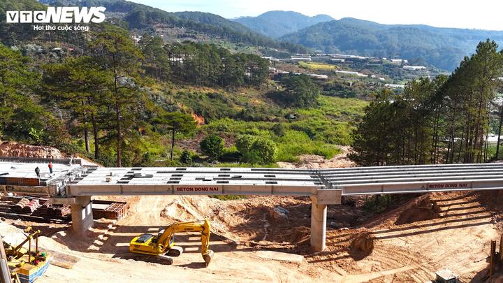 Cận cảnh cầu cạn qua điểm sạt lở khổng lồ trên đèo Mimosa tại Đà Lạt- Ảnh 2.