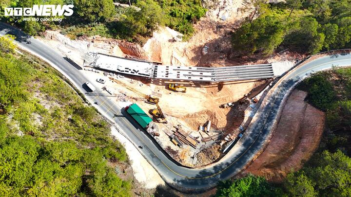Cận cảnh cầu cạn qua điểm sạt lở khổng lồ trên đèo Mimosa tại Đà Lạt- Ảnh 4.