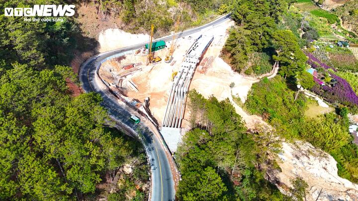 Cận cảnh cầu cạn qua điểm sạt lở khổng lồ trên đèo Mimosa tại Đà Lạt- Ảnh 3.