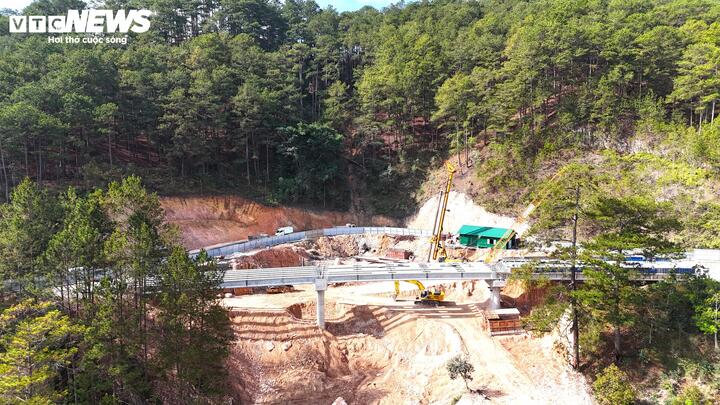 Cận cảnh cầu cạn qua điểm sạt lở khổng lồ trên đèo Mimosa tại Đà Lạt- Ảnh 1.