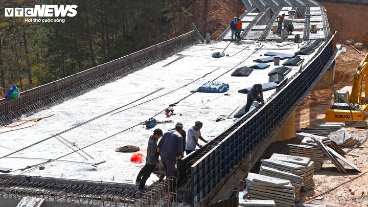 Cận cảnh cầu cạn qua điểm sạt lở khổng lồ trên đèo Mimosa tại Đà Lạt- Ảnh 5.