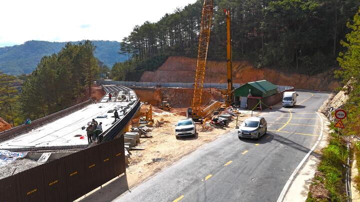 Cận cảnh cầu cạn qua điểm sạt lở khổng lồ trên đèo Mimosa tại Đà Lạt- Ảnh 6.