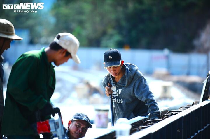 Cận cảnh cầu cạn qua điểm sạt lở khổng lồ trên đèo Mimosa tại Đà Lạt- Ảnh 10.