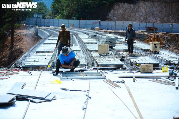 Cận cảnh cầu cạn qua điểm sạt lở khổng lồ trên đèo Mimosa tại Đà Lạt- Ảnh 11.