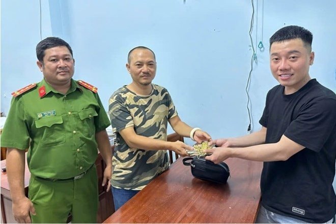 Phát hiện cọc tiền 20 triệu đồng, lắc vàng, dây chuyền vàng, nhẫn vàng trên đường ra bến phà: Công an dùng biện pháp nghiệp vụ vào cuộc- Ảnh 1.
