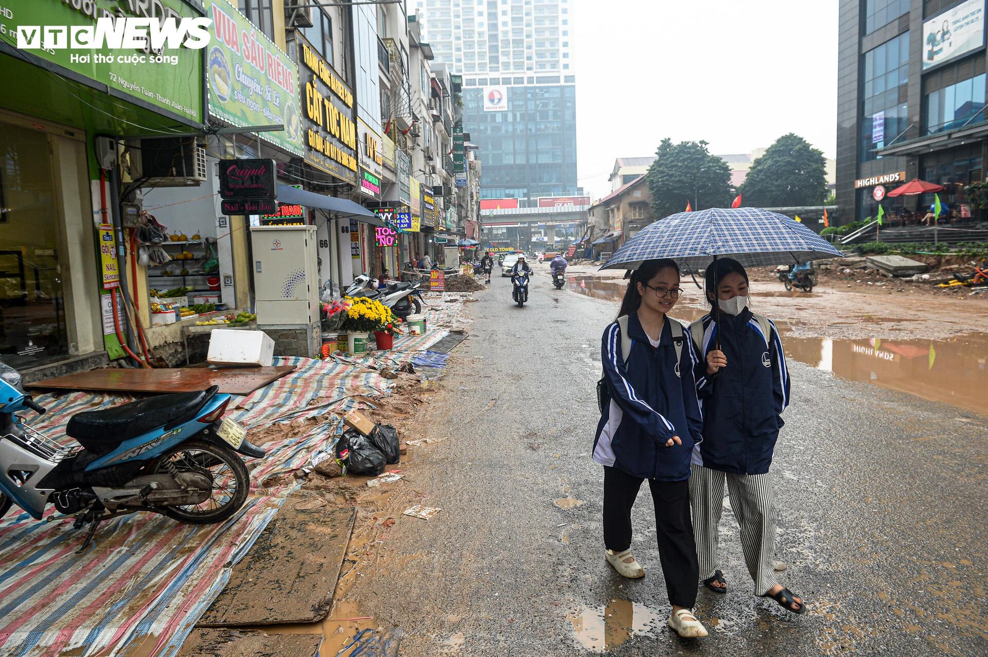 Dự án đường 400 tỷ ở Hà Nội ngổn ngang sau Tết, dân lội bùn, bắc ván vào nhà- Ảnh 8.