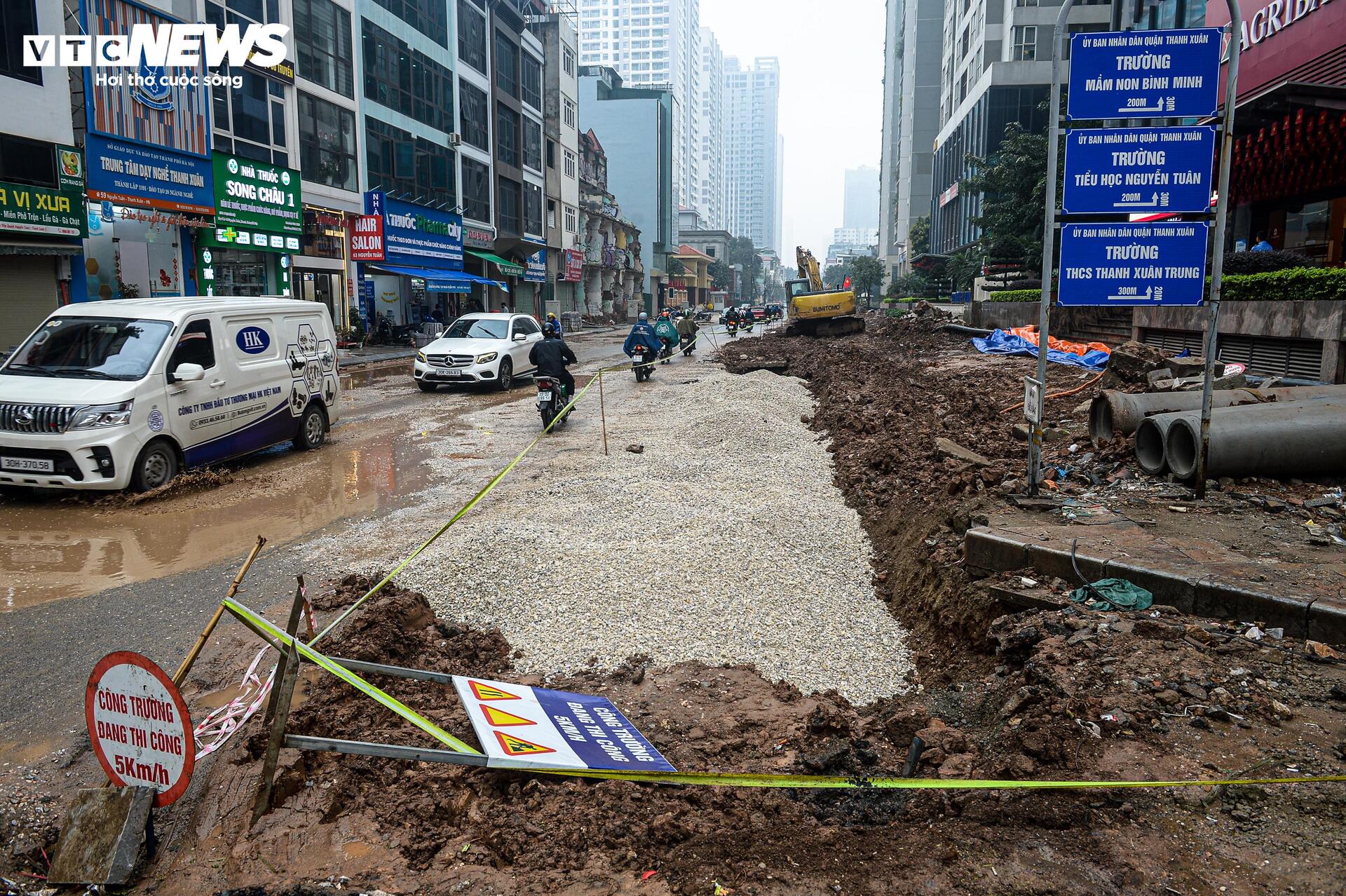 Dự án đường 400 tỷ ở Hà Nội ngổn ngang sau Tết, dân lội bùn, bắc ván vào nhà- Ảnh 9.