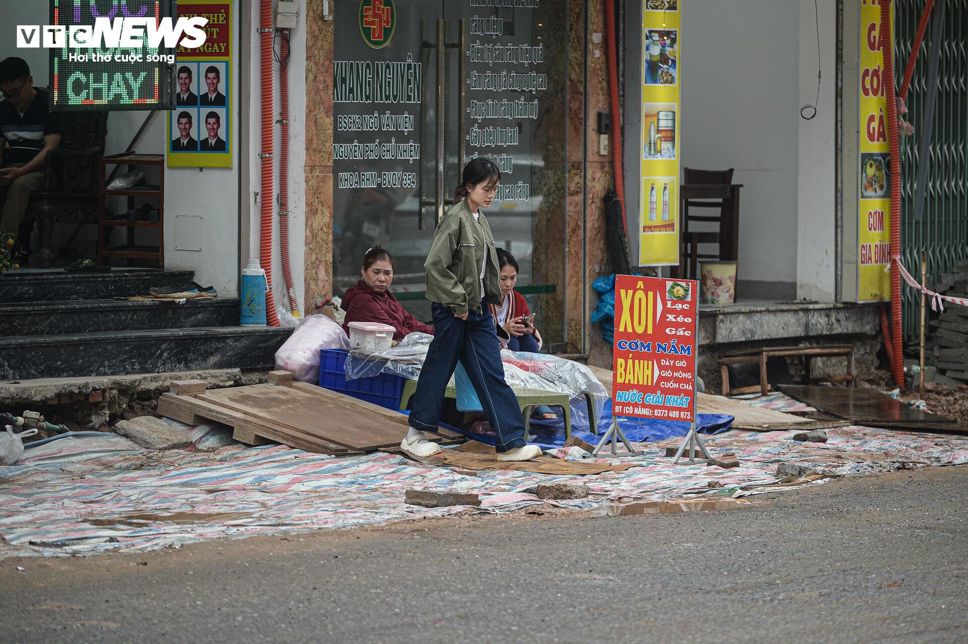 Dự án đường 400 tỷ ở Hà Nội ngổn ngang sau Tết, dân lội bùn, bắc ván vào nhà- Ảnh 15.