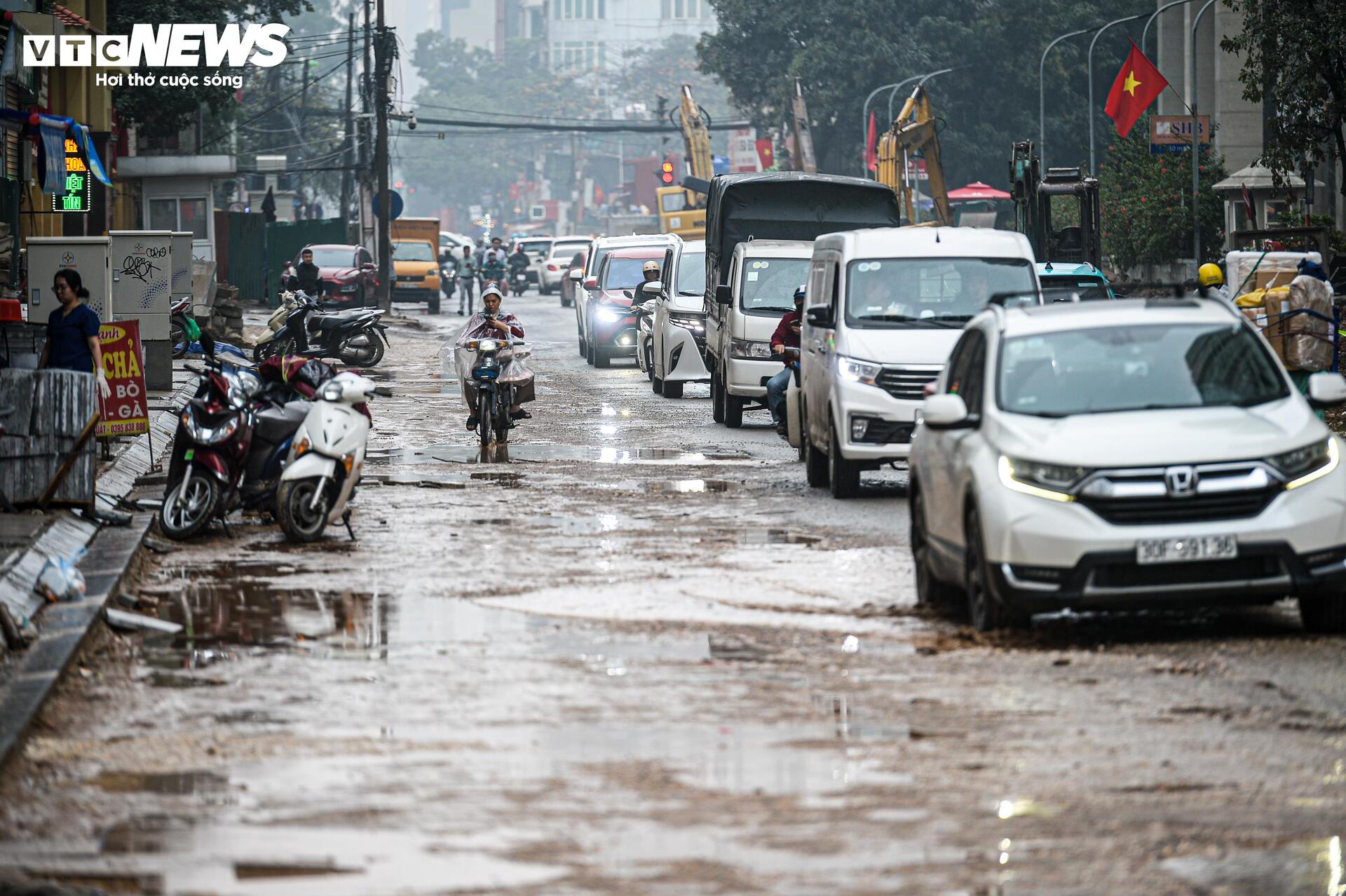 Dự án đường 400 tỷ ở Hà Nội ngổn ngang sau Tết, dân lội bùn, bắc ván vào nhà- Ảnh 18.