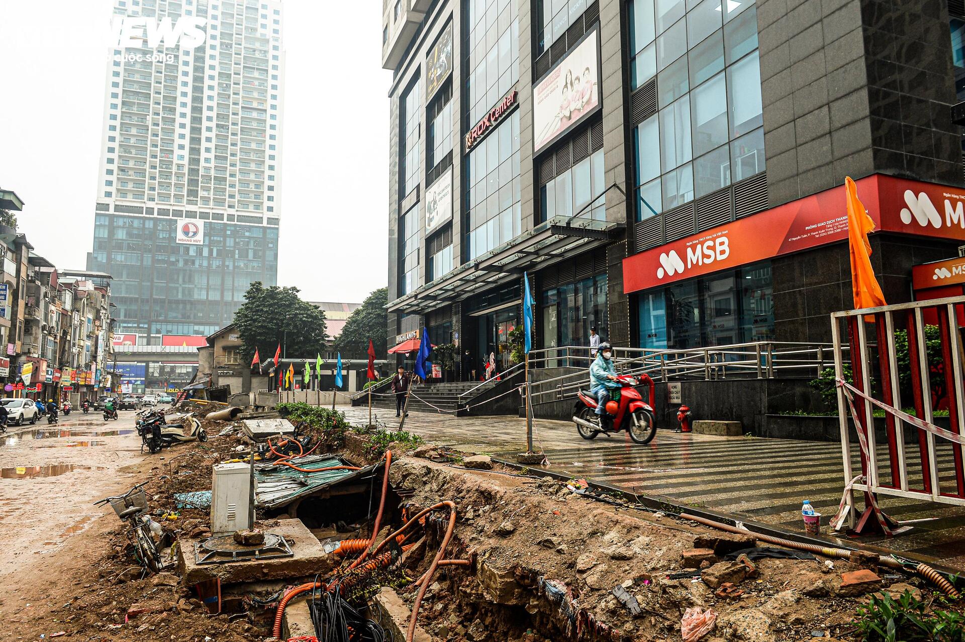 Dự án đường 400 tỷ ở Hà Nội ngổn ngang sau Tết, dân lội bùn, bắc ván vào nhà- Ảnh 2.