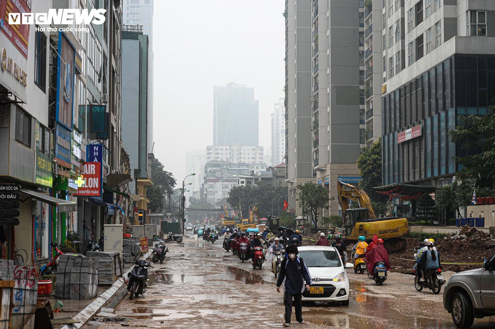 Dự án đường 400 tỷ ở Hà Nội ngổn ngang sau Tết, dân lội bùn, bắc ván vào nhà- Ảnh 20.