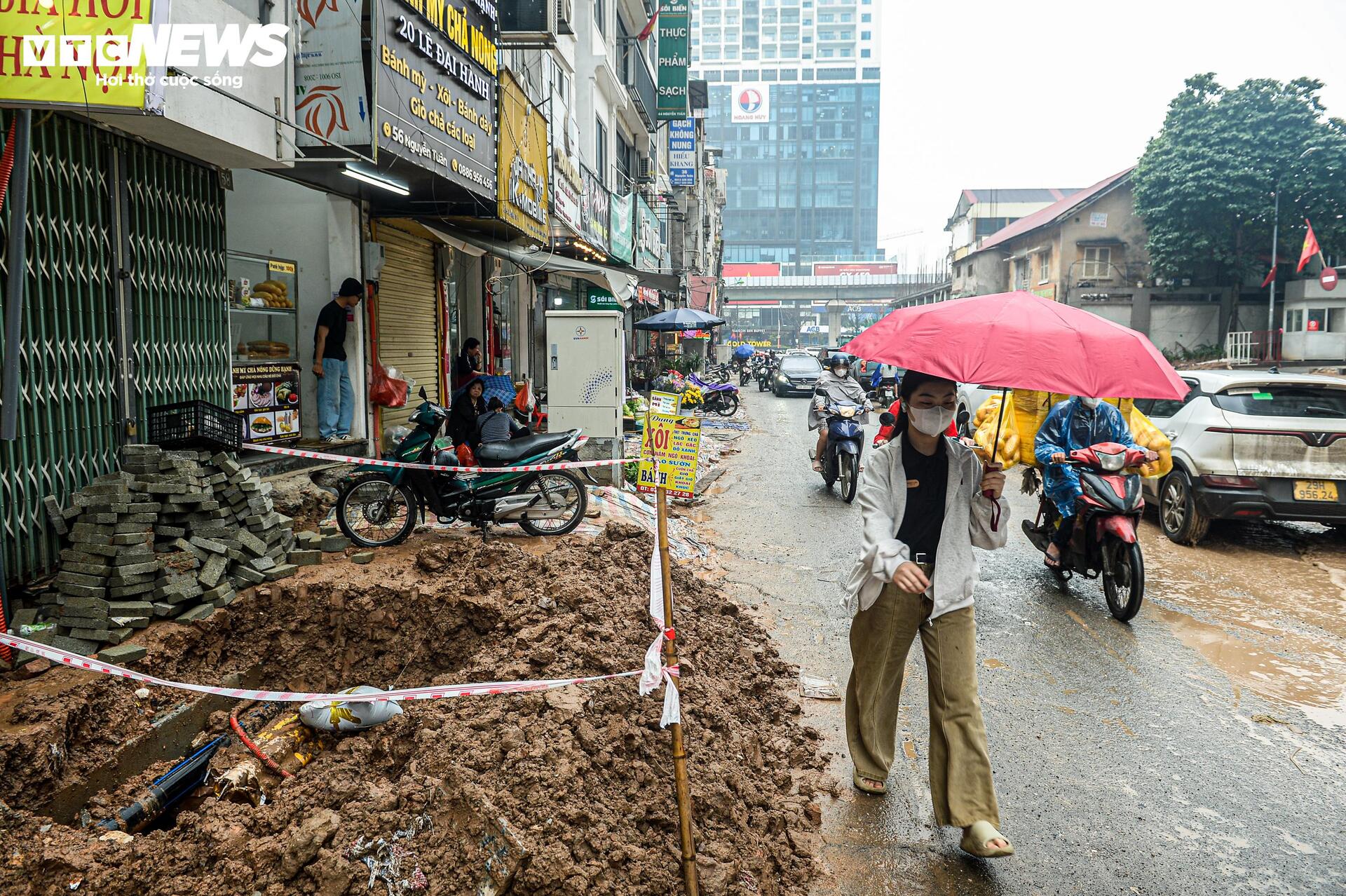 Dự án đường 400 tỷ ở Hà Nội ngổn ngang sau Tết, dân lội bùn, bắc ván vào nhà- Ảnh 5.