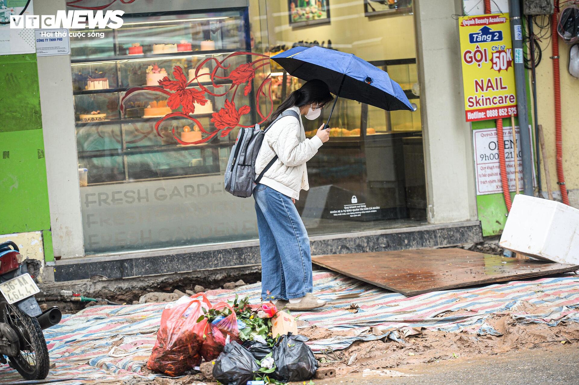 Dự án đường 400 tỷ ở Hà Nội ngổn ngang sau Tết, dân lội bùn, bắc ván vào nhà- Ảnh 10.
