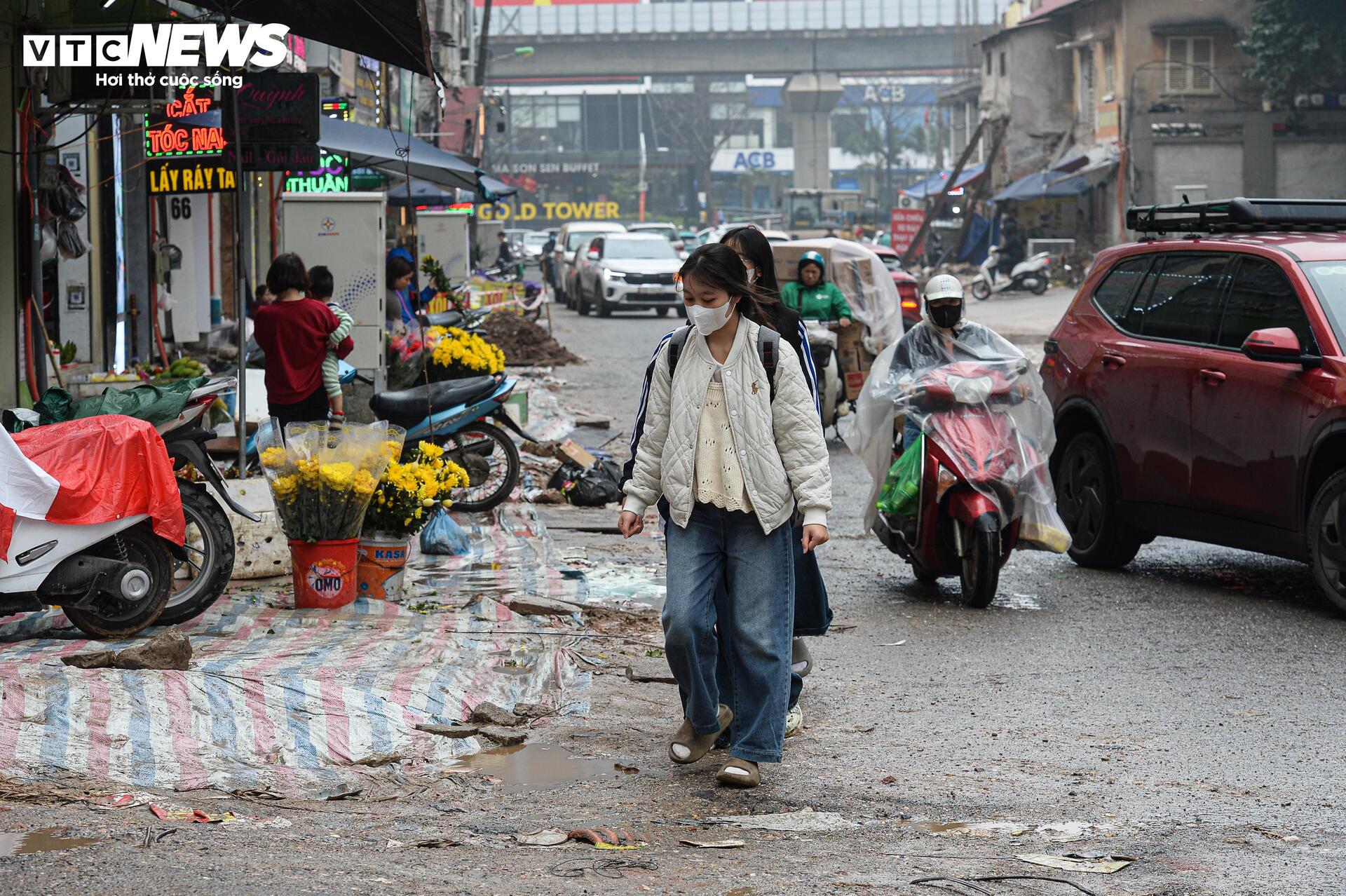 Dự án đường 400 tỷ ở Hà Nội ngổn ngang sau Tết, dân lội bùn, bắc ván vào nhà- Ảnh 11.