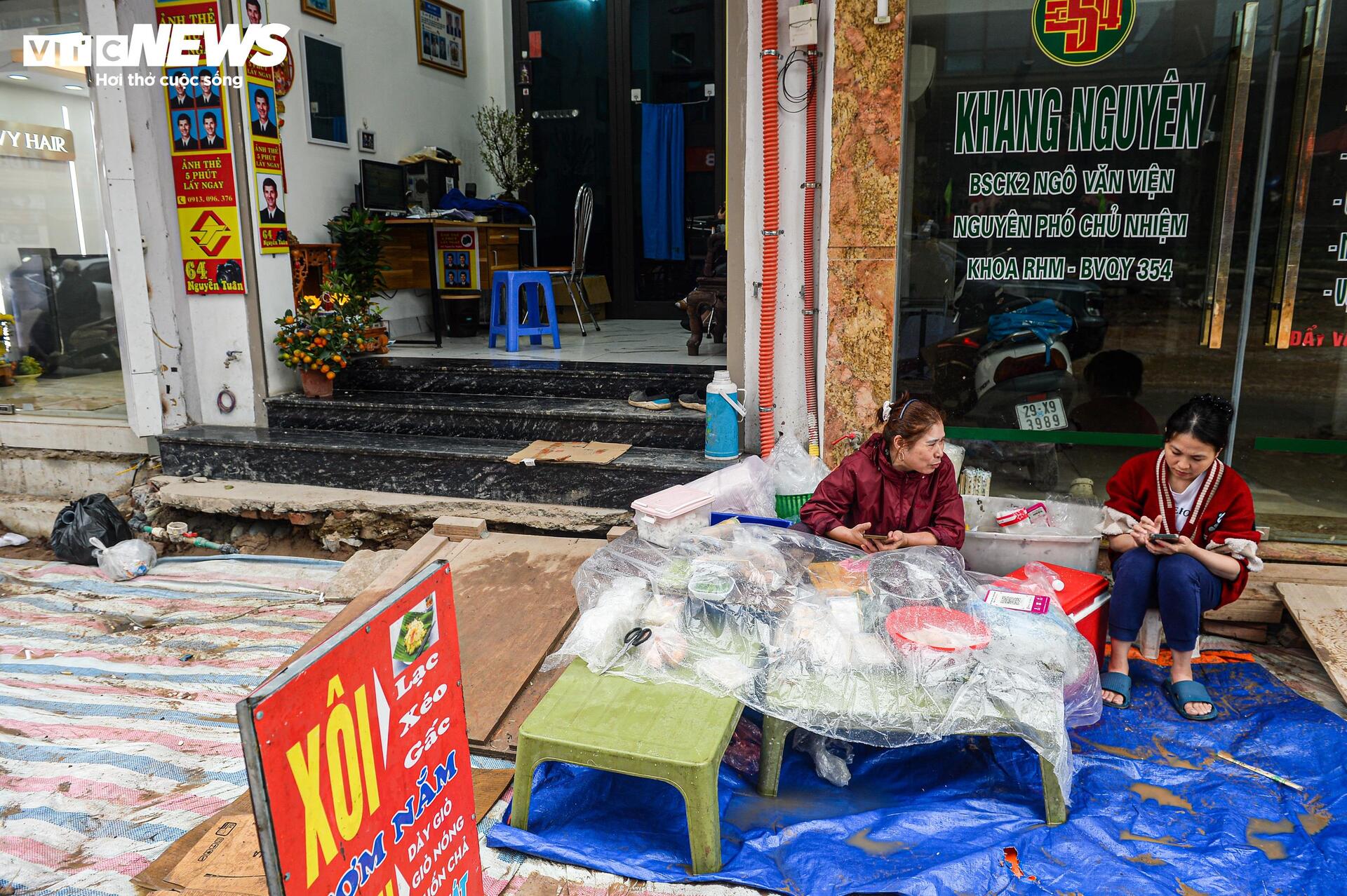 Dự án đường 400 tỷ ở Hà Nội ngổn ngang sau Tết, dân lội bùn, bắc ván vào nhà- Ảnh 4.