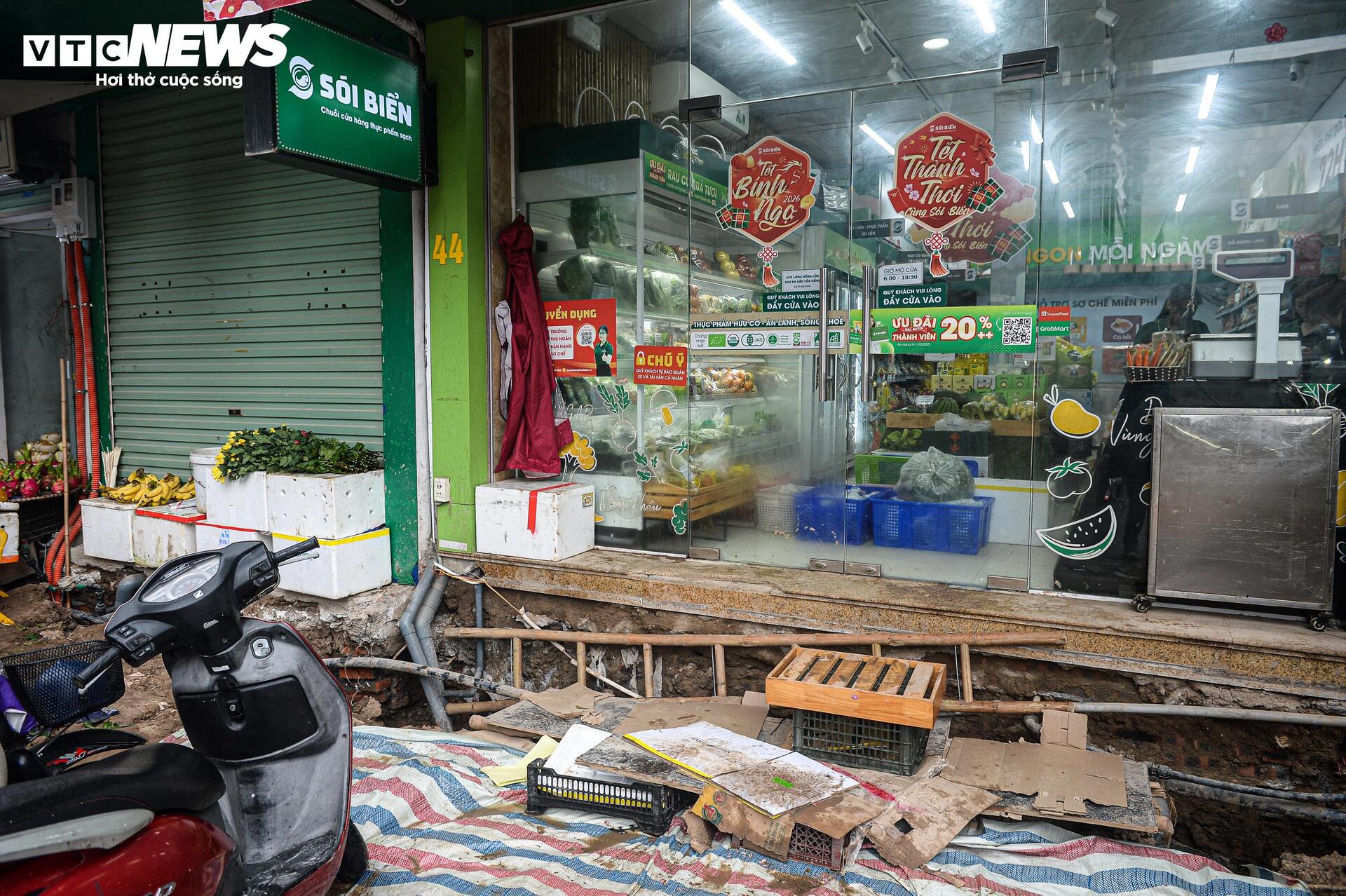 Dự án đường 400 tỷ ở Hà Nội ngổn ngang sau Tết, dân lội bùn, bắc ván vào nhà- Ảnh 6.