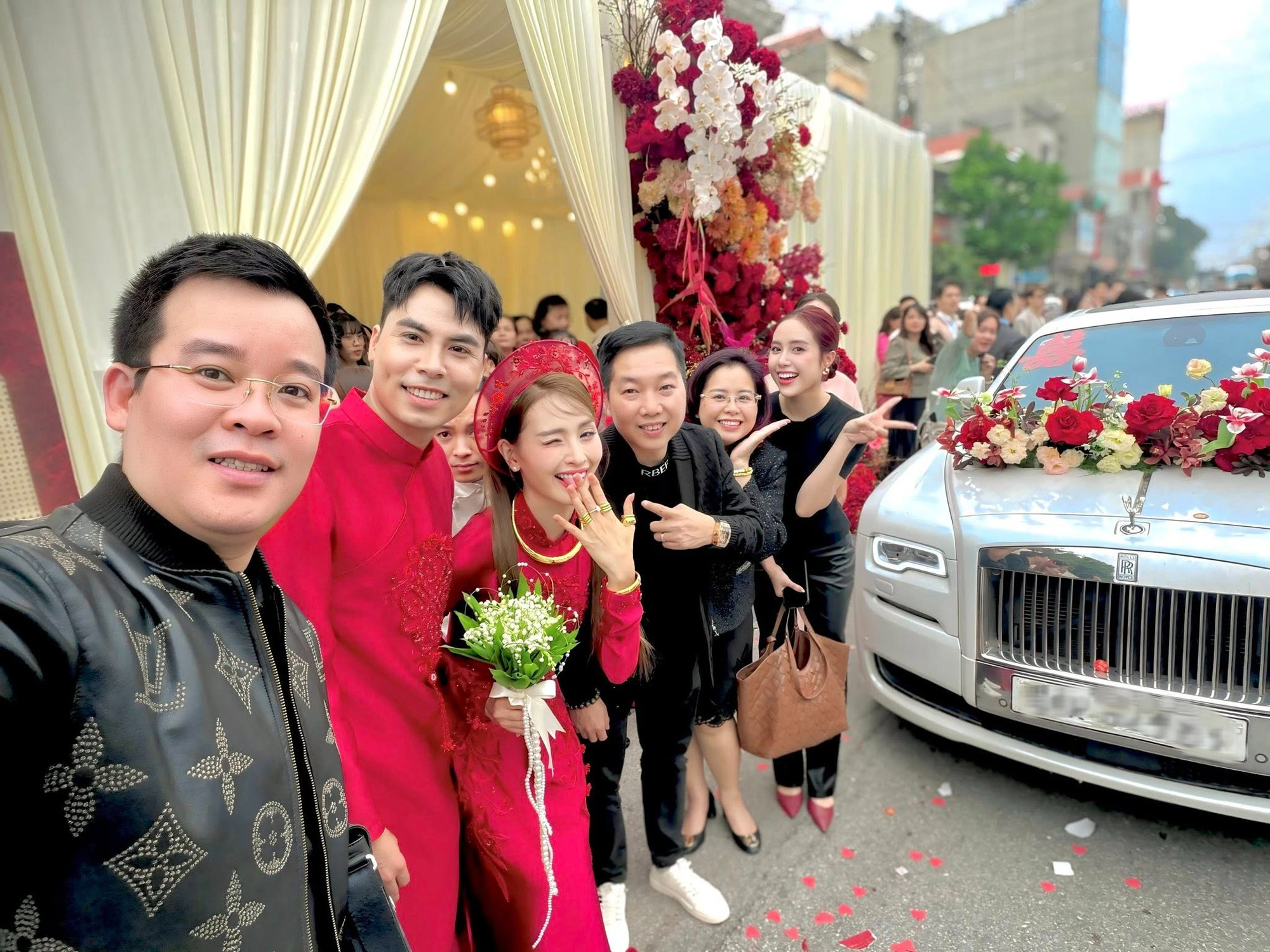 Cận cảnh tuyển thủ Đức Huy rước MC Mù Tạt về dinh trên siêu xe Rolls-Royce sang chảnh, cô dâu siêu xinh- Ảnh 2.