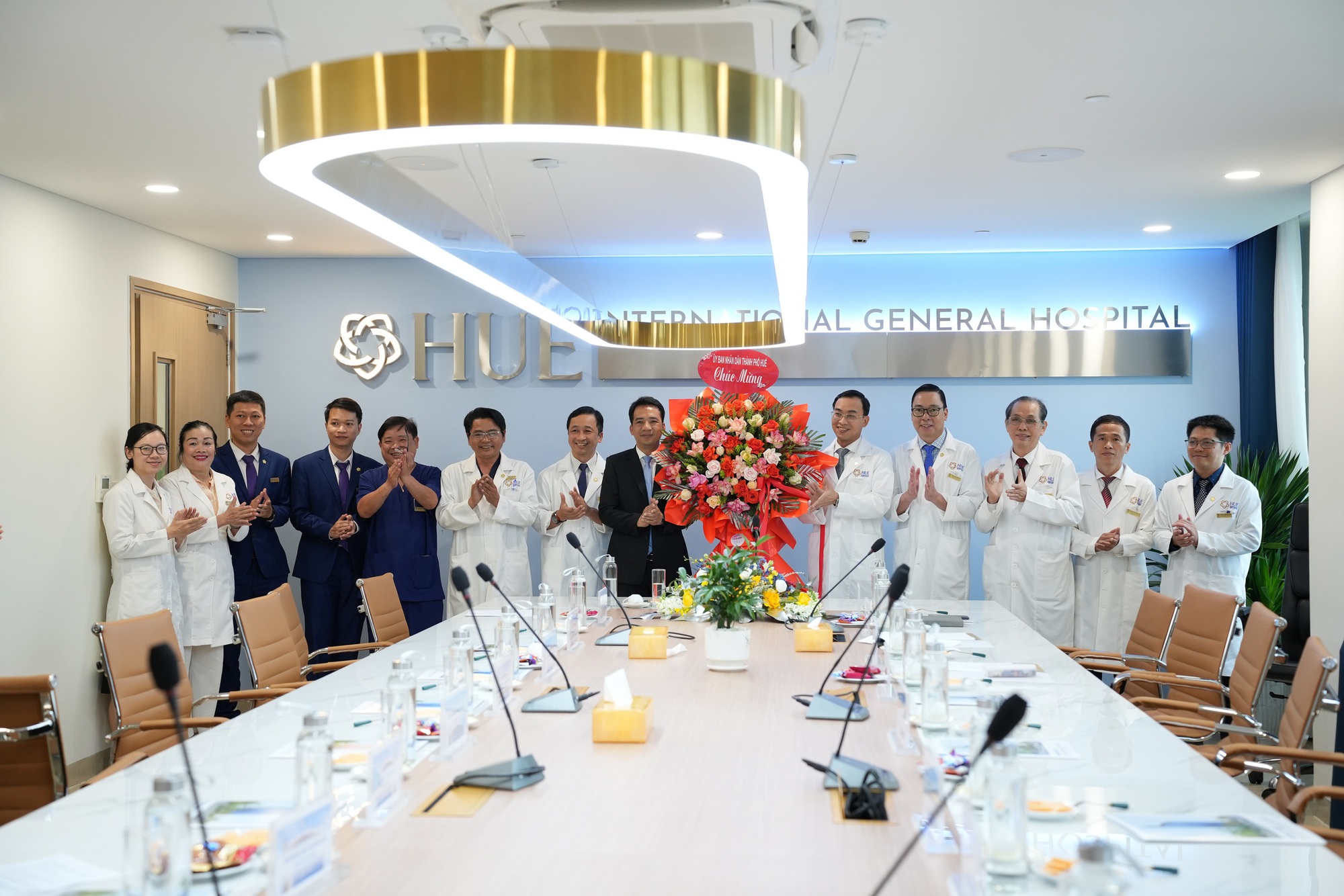 Lãnh đạo UBND TP Huế đến thăm và chúc mừng đội ngũ y bác sĩ tại Bệnh viện Đa khoa Quốc tế Huế - Ảnh 1.