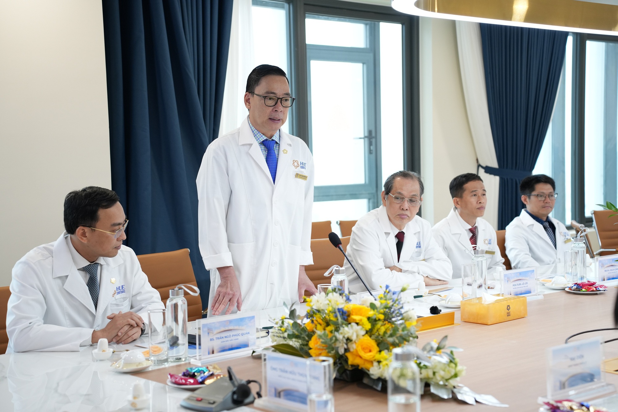 Lãnh đạo UBND TP Huế đến thăm và chúc mừng đội ngũ y bác sĩ tại Bệnh viện Đa khoa Quốc tế Huế - Ảnh 2.