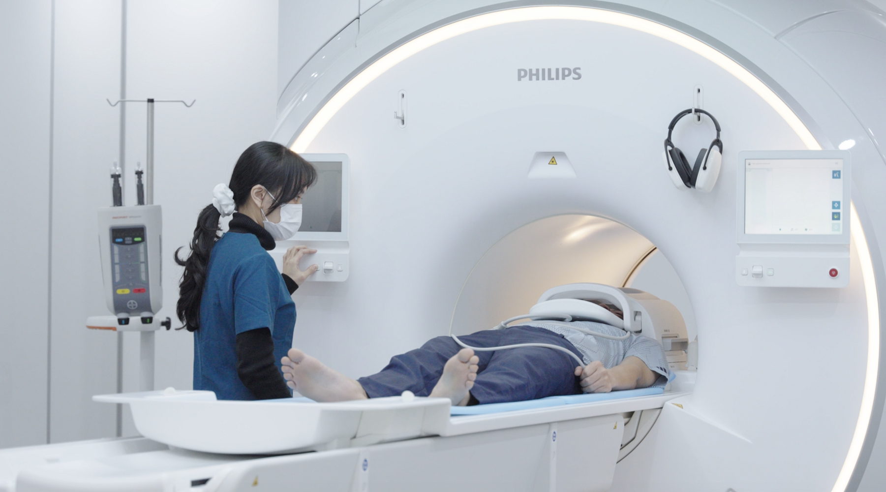 Lãnh đạo UBND TP Huế đến thăm và chúc mừng đội ngũ y bác sĩ tại Bệnh viện Đa khoa Quốc tế Huế - Ảnh 3.