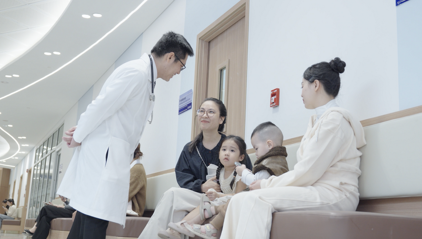 Lãnh đạo UBND TP Huế đến thăm và chúc mừng đội ngũ y bác sĩ tại Bệnh viện Đa khoa Quốc tế Huế - Ảnh 4.