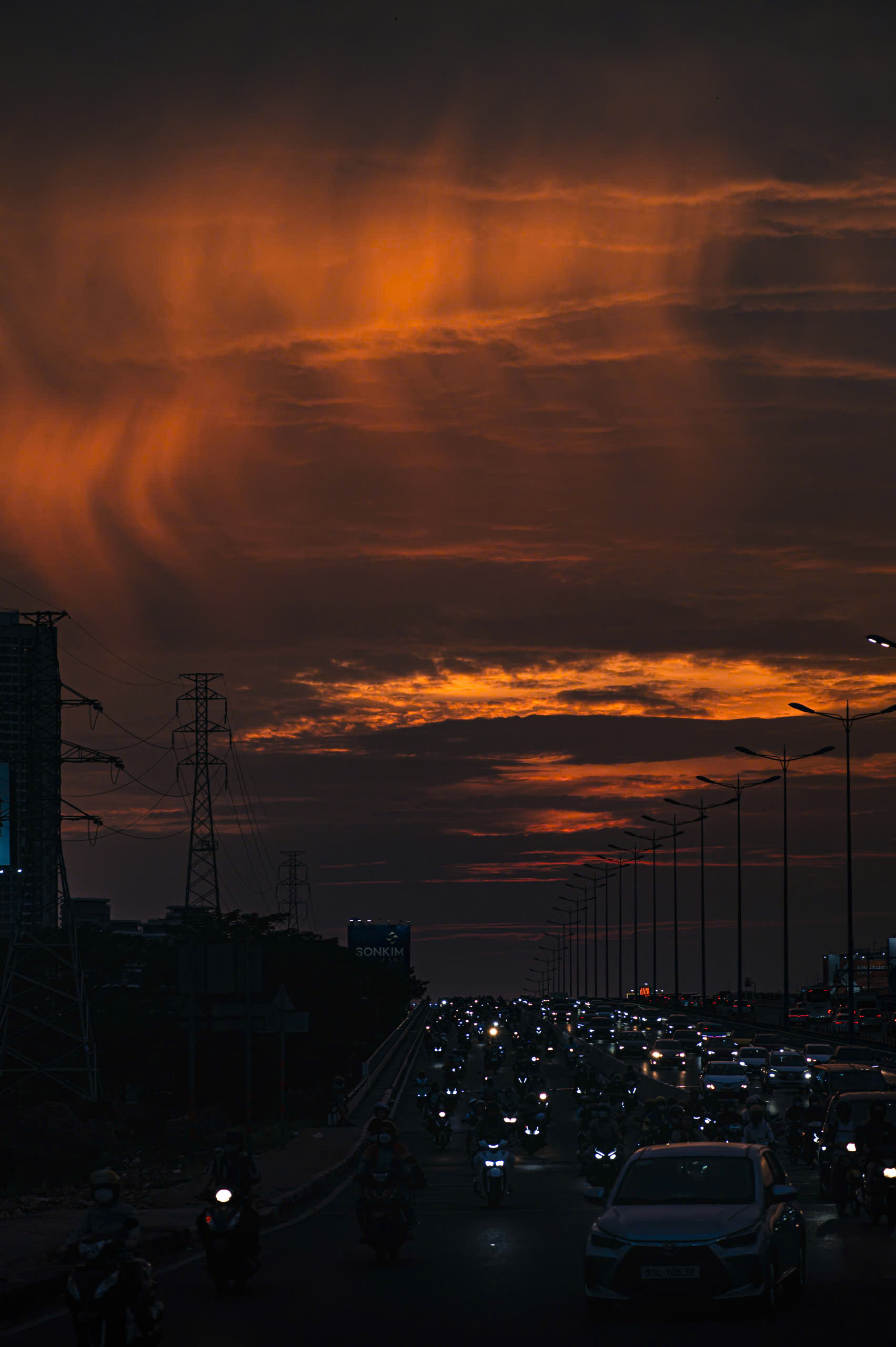 TP Hồ Chí Minh đẹp quyến rũ trong loạt ảnh bắt trend hoàng hôn - Ảnh 4.