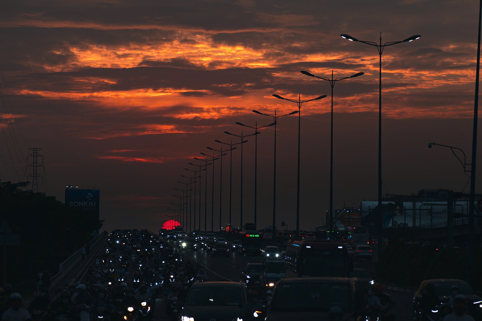 TP Hồ Chí Minh đẹp quyến rũ trong loạt ảnh bắt trend hoàng hôn - Ảnh 2.