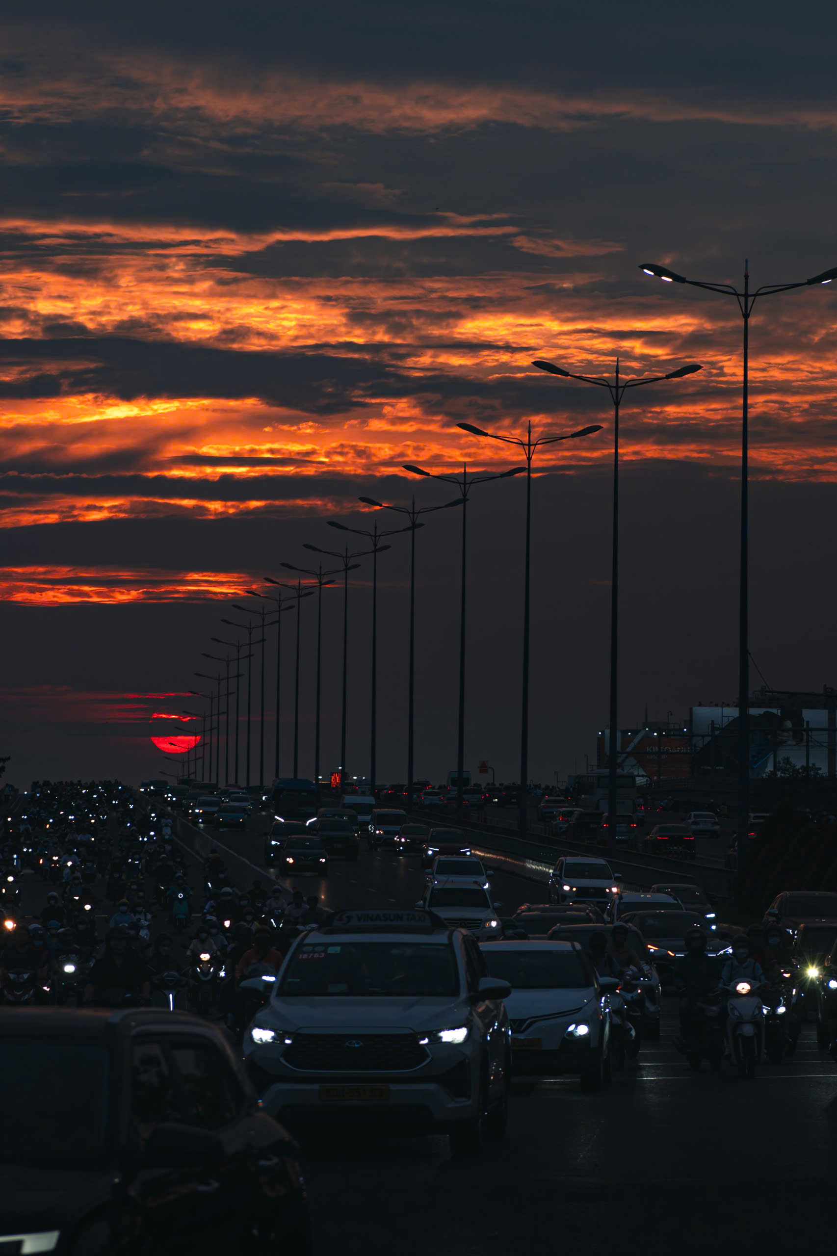 TP Hồ Chí Minh đẹp quyến rũ trong loạt ảnh bắt trend hoàng hôn - Ảnh 5.