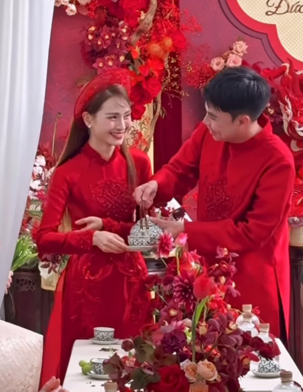 MC Huyền Trang vàng đeo trĩu tay nặng cổ ngày ăn hỏi Đức Huy, màn tương tác mẹ chồng nàng dâu mới gây chú ý- Ảnh 5. MC Huyền Trang vàng đeo trĩu tay nặng cổ ngày ăn hỏi Đức Huy, màn tương tác mẹ chồng nàng dâu mới gây chú ý- Ảnh 5.