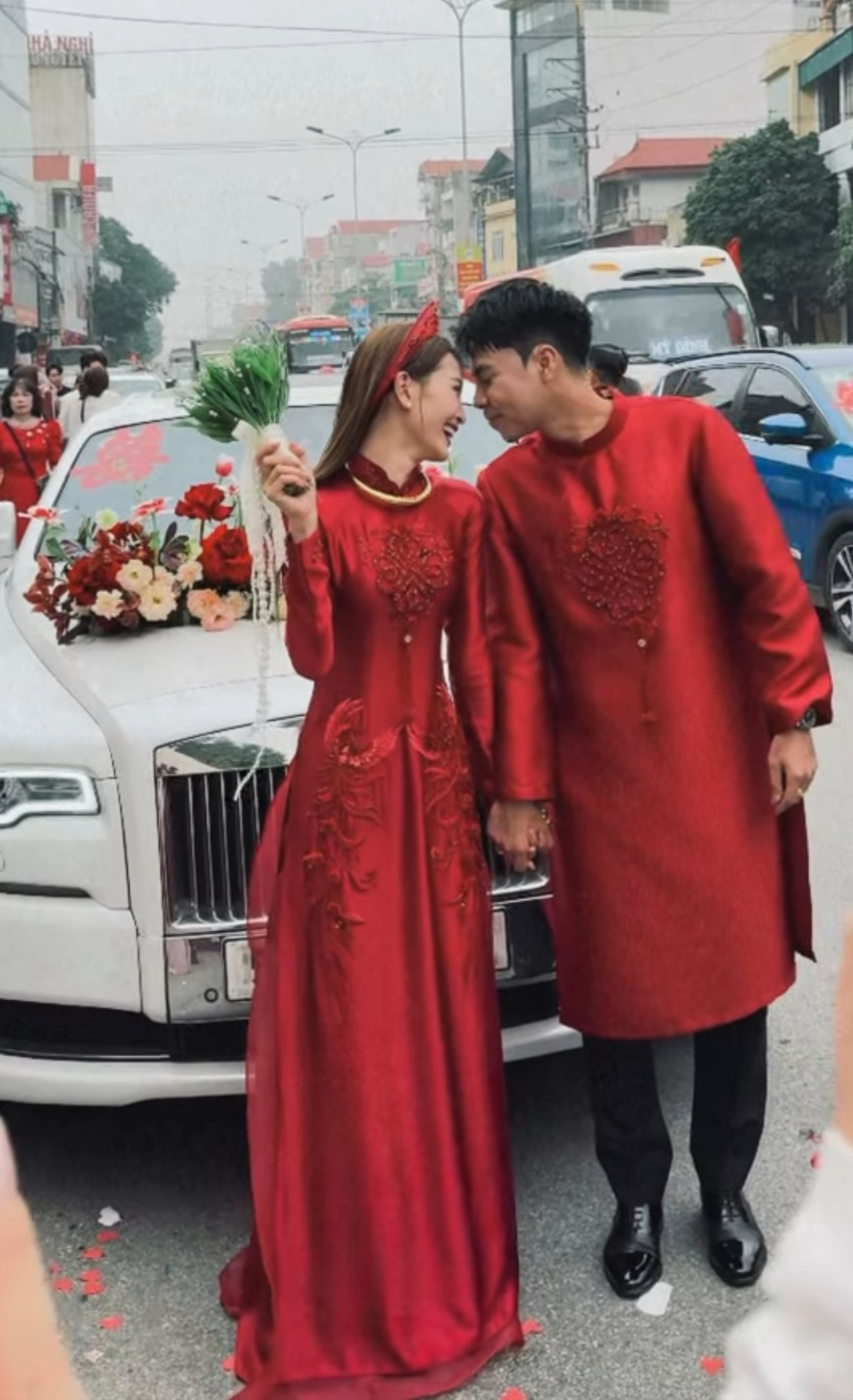 MC Huyền Trang vàng đeo trĩu tay nặng cổ ngày ăn hỏi Đức Huy, màn tương tác mẹ chồng nàng dâu mới gây chú ý- Ảnh 6. MC Huyền Trang vàng đeo trĩu tay nặng cổ ngày ăn hỏi Đức Huy, màn tương tác mẹ chồng nàng dâu mới gây chú ý- Ảnh 6.