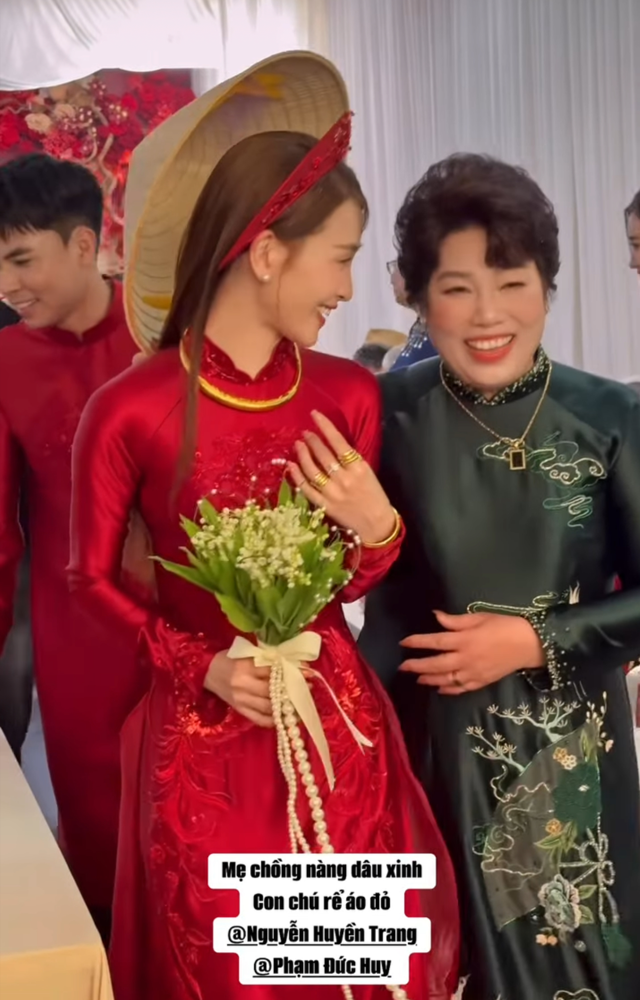 MC Huyền Trang vàng đeo trĩu tay nặng cổ ngày ăn hỏi Đức Huy, màn tương tác mẹ chồng nàng dâu mới gây chú ý- Ảnh 3. MC Huyền Trang vàng đeo trĩu tay nặng cổ ngày ăn hỏi Đức Huy, màn tương tác mẹ chồng nàng dâu mới gây chú ý- Ảnh 3.