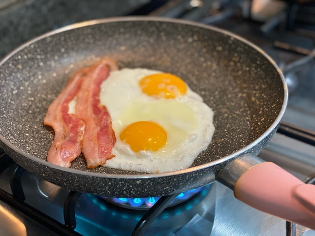 Nên làm nóng chảo trước hay cho dầu trước? Sai 1 bước có thể hỏng lớp chống dính, tăng nguy cơ tổn thương thực quản - Ảnh 1.