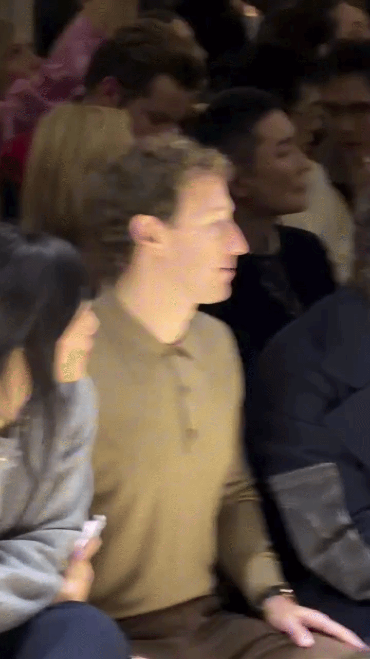 Show Prada năm nay: Tỷ phú Mark Zuckerberg ngồi front row gây tranh cãi, 2 nữ thần Hàn Quốc đọ sắc trong 1 khung hình- Ảnh 2.