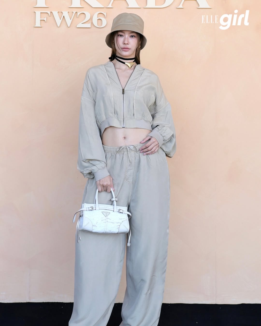 Show Prada năm nay: Tỷ phú Mark Zuckerberg ngồi front row gây tranh cãi, 2 nữ thần Hàn Quốc đọ sắc trong 1 khung hình- Ảnh 11.