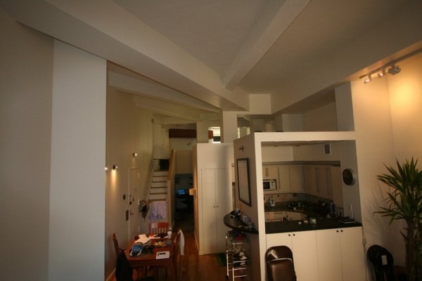 7 dấu hiệu nhận biết ngôi nhà "lỗi phong thủy": Càng ở càng bí bách, khó làm ăn - Ảnh 1.