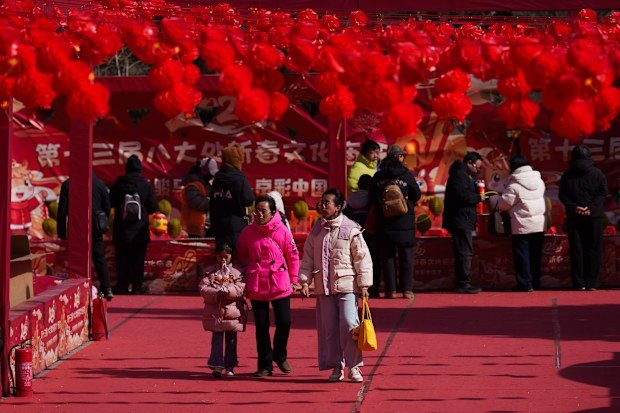 “Tôi sẵn sàng làm bất cứ điều gì để không phải trốn trong nhà vệ sinh và khóc trong bữa cơm tất niên”: Chuyện gì đang xảy ra với giới trẻ Trung Quốc?- Ảnh 1.