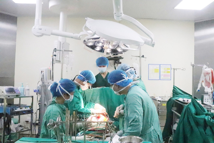 Nữ bác sĩ 20 năm sau tấm màn xanh phòng mổ, canh giữ nhịp sống người bệnh- Ảnh 2.