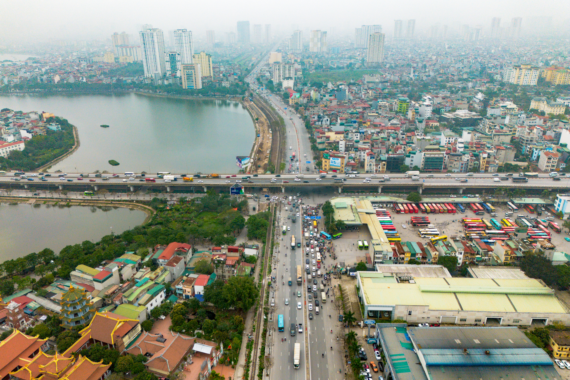Toàn cảnh trục đường 153.000 tỷ đang được nghiên cứu mở rộng lên 90 m, nối trung tâm Hà Nội với đại đô thị lớn nhất Việt Nam - Ảnh 1.