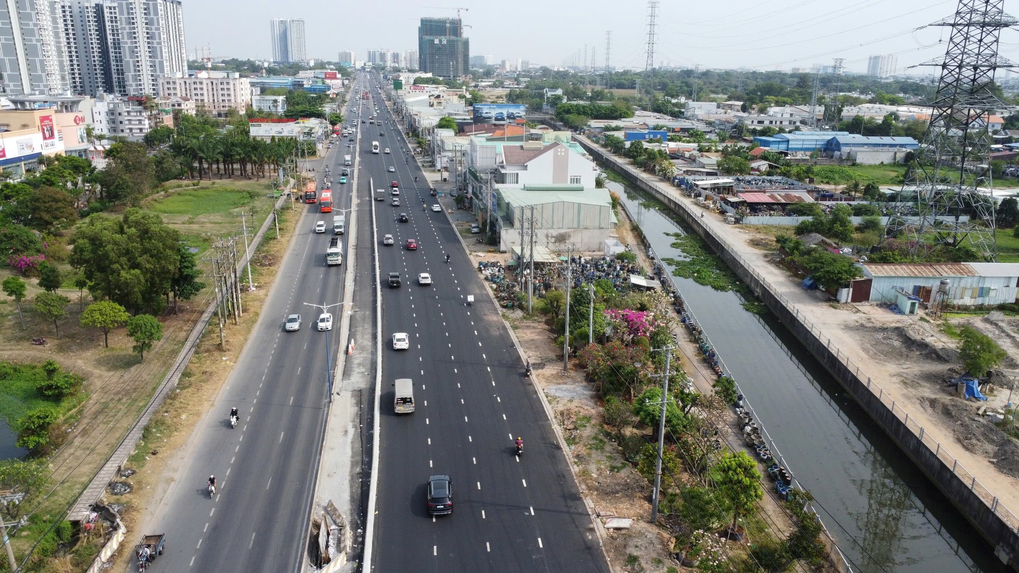 Hình hài Quốc lộ 13 đoạn qua khu vực Bình Dương sau nhiều năm thi công- Ảnh 1.