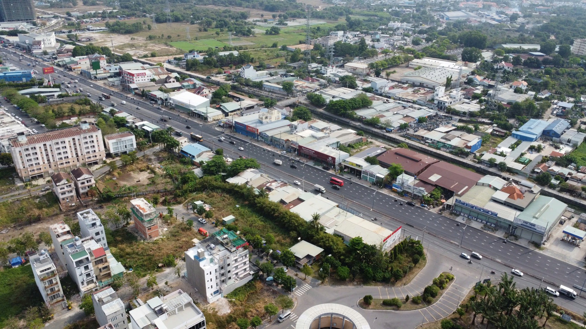Hình hài Quốc lộ 13 đoạn qua khu vực Bình Dương sau nhiều năm thi công- Ảnh 5.