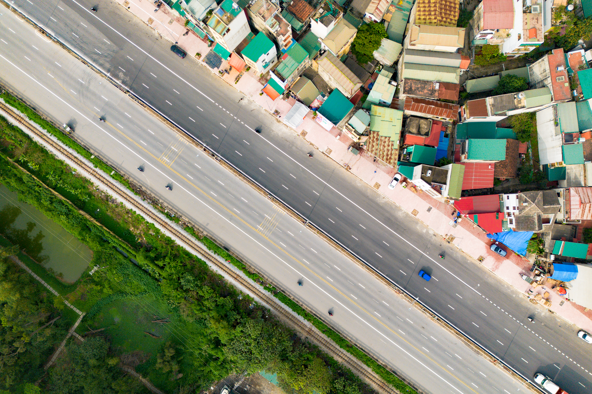 Toàn cảnh trục đường 153.000 tỷ đang được nghiên cứu mở rộng lên 90 m, nối trung tâm Hà Nội với đại đô thị lớn nhất Việt Nam - Ảnh 2.