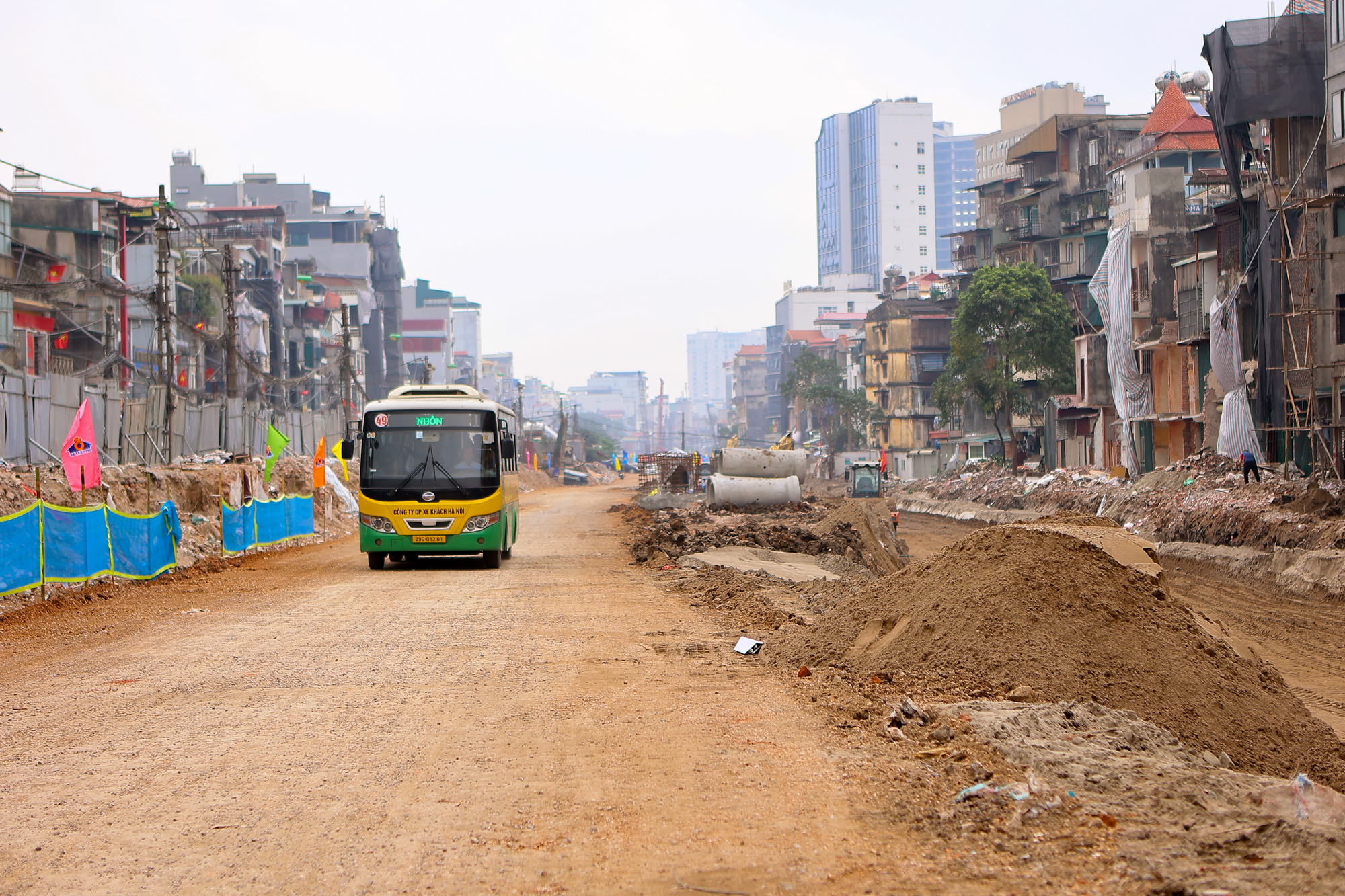 Toàn cảnh trục đường 153.000 tỷ đang được nghiên cứu mở rộng lên 90 m, nối trung tâm Hà Nội với đại đô thị lớn nhất Việt Nam - Ảnh 4.