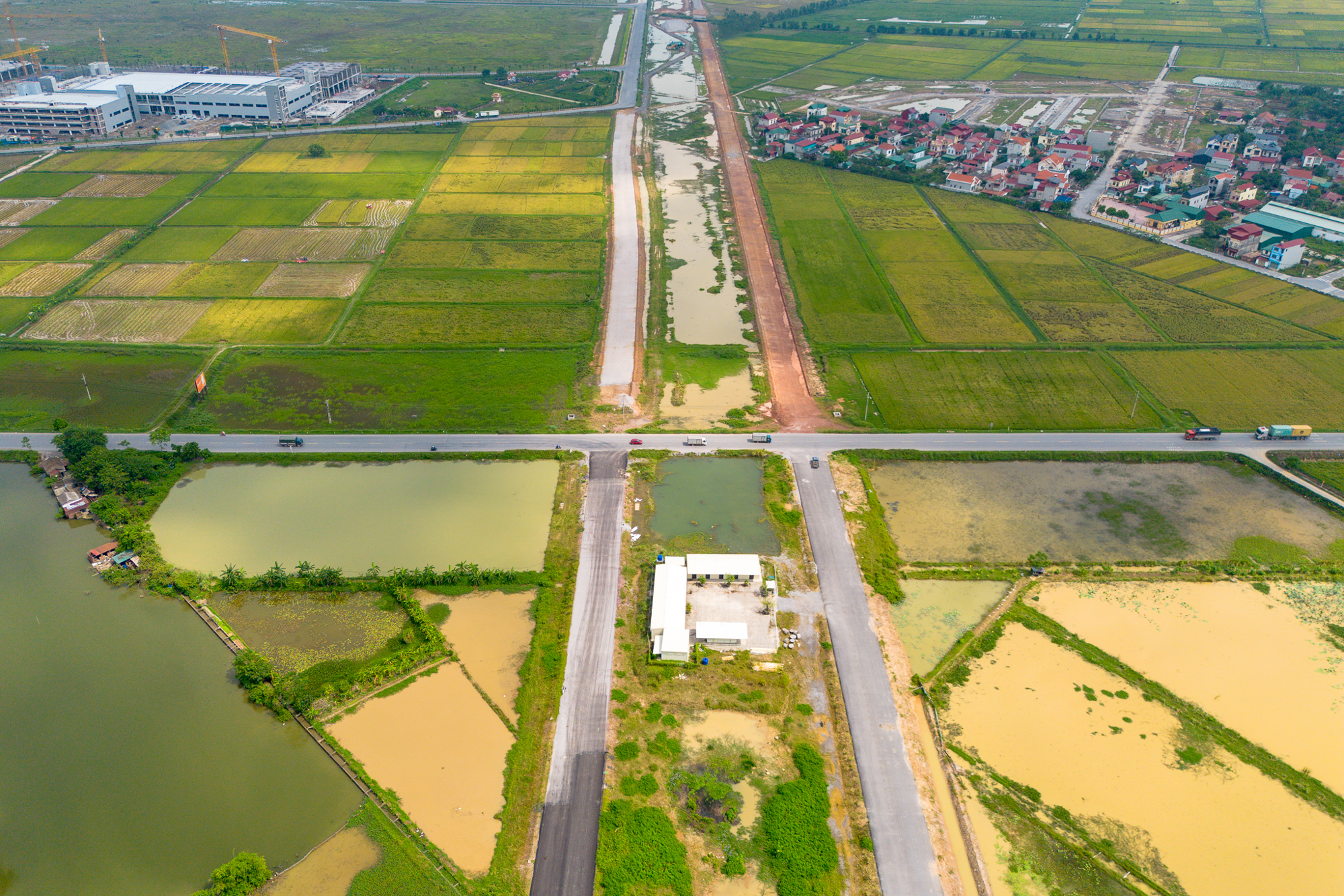 Toàn cảnh trục đường 153.000 tỷ đang được nghiên cứu mở rộng lên 90 m, nối trung tâm Hà Nội với đại đô thị lớn nhất Việt Nam - Ảnh 5.