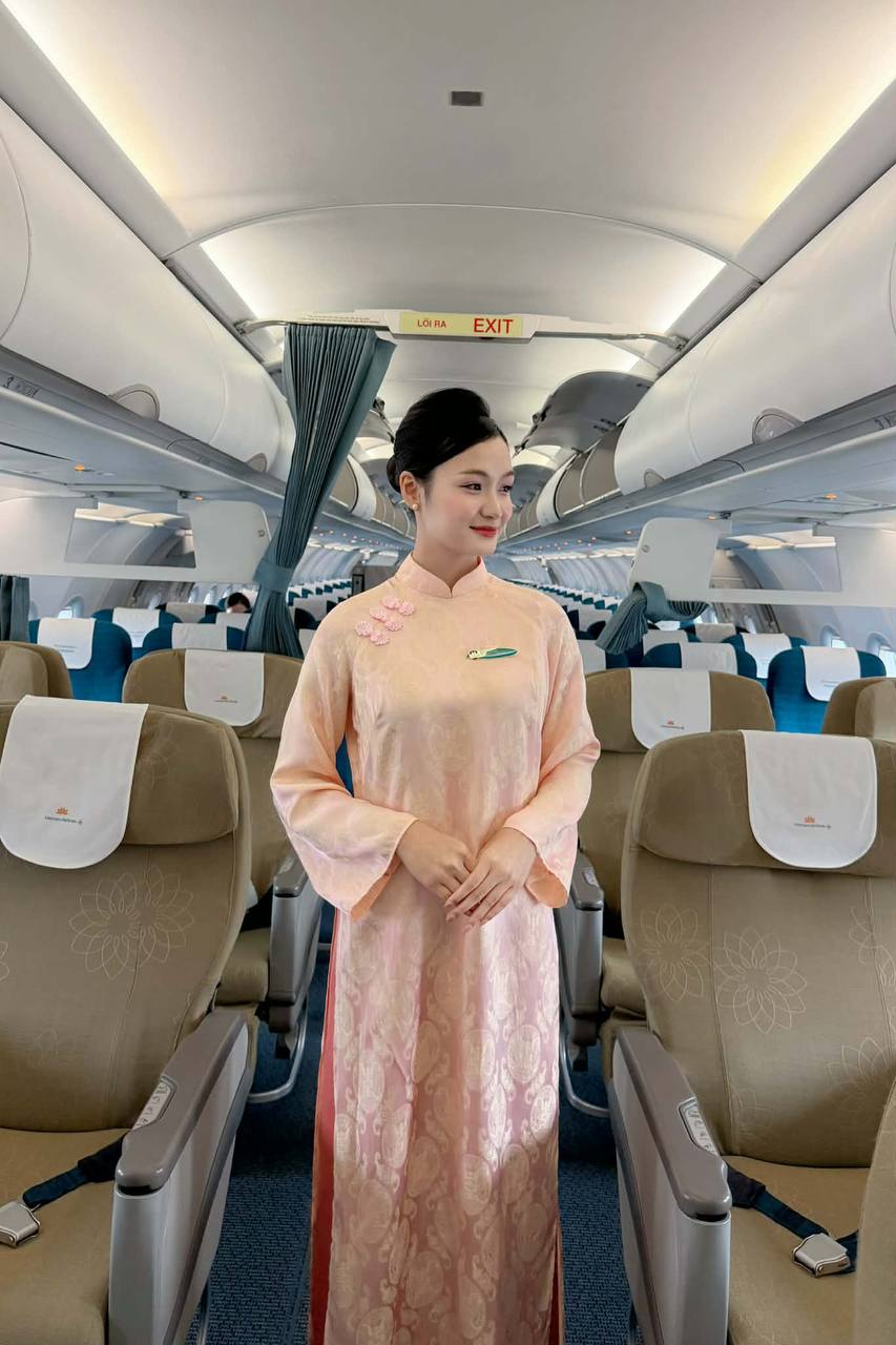 "Rừng hoa xuân" trên độ cao 10.000 mét của Vietnam Airlines: Khi tiếp viên được tự do diện áo dài rực rỡ- Ảnh 11.