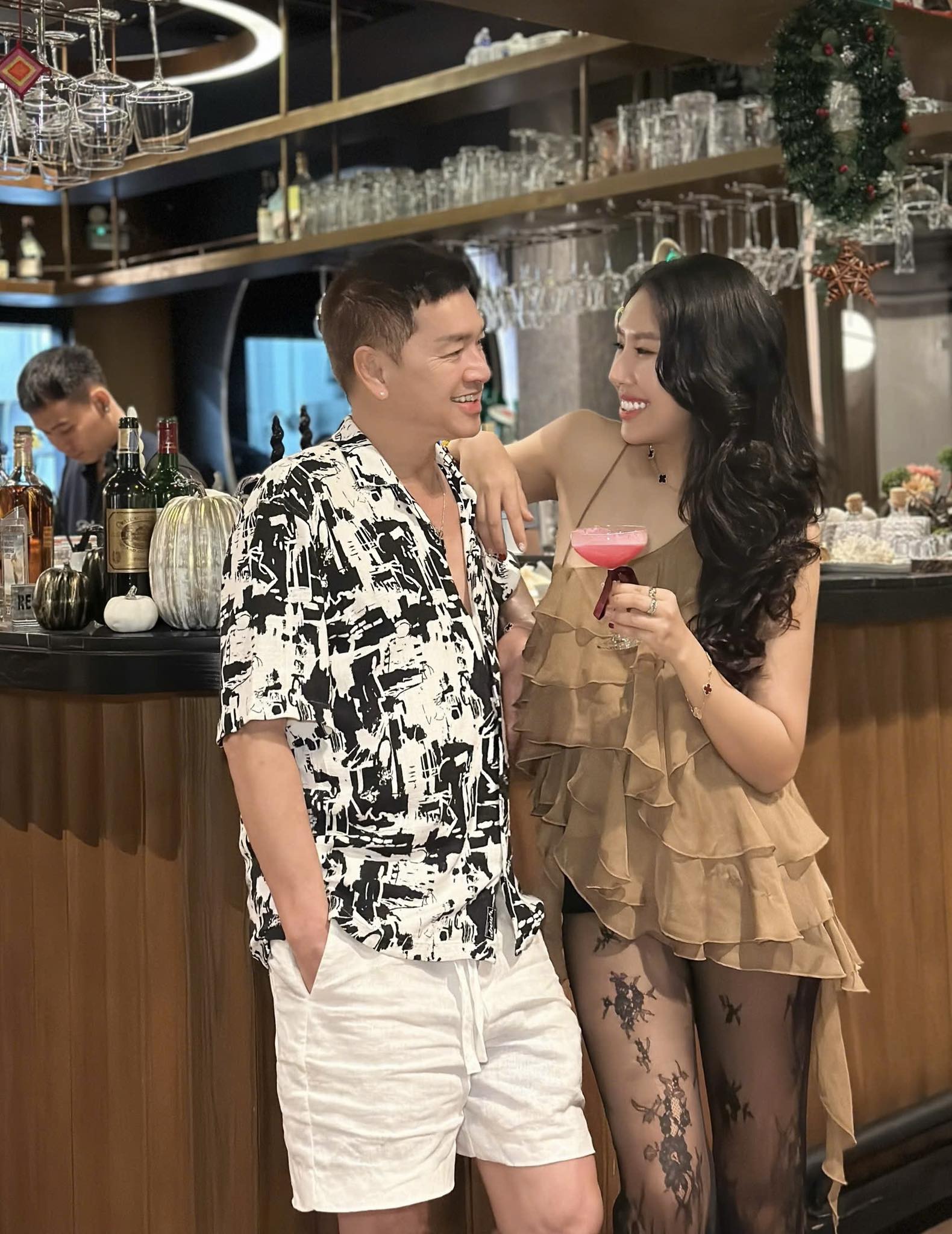 Nam nghệ sĩ U70 si mê mẹ đơn thân kém 37 tuổi, tặng biệt thự 4 tầng, mua nhiều mỹ phẩm để không già- Ảnh 3.