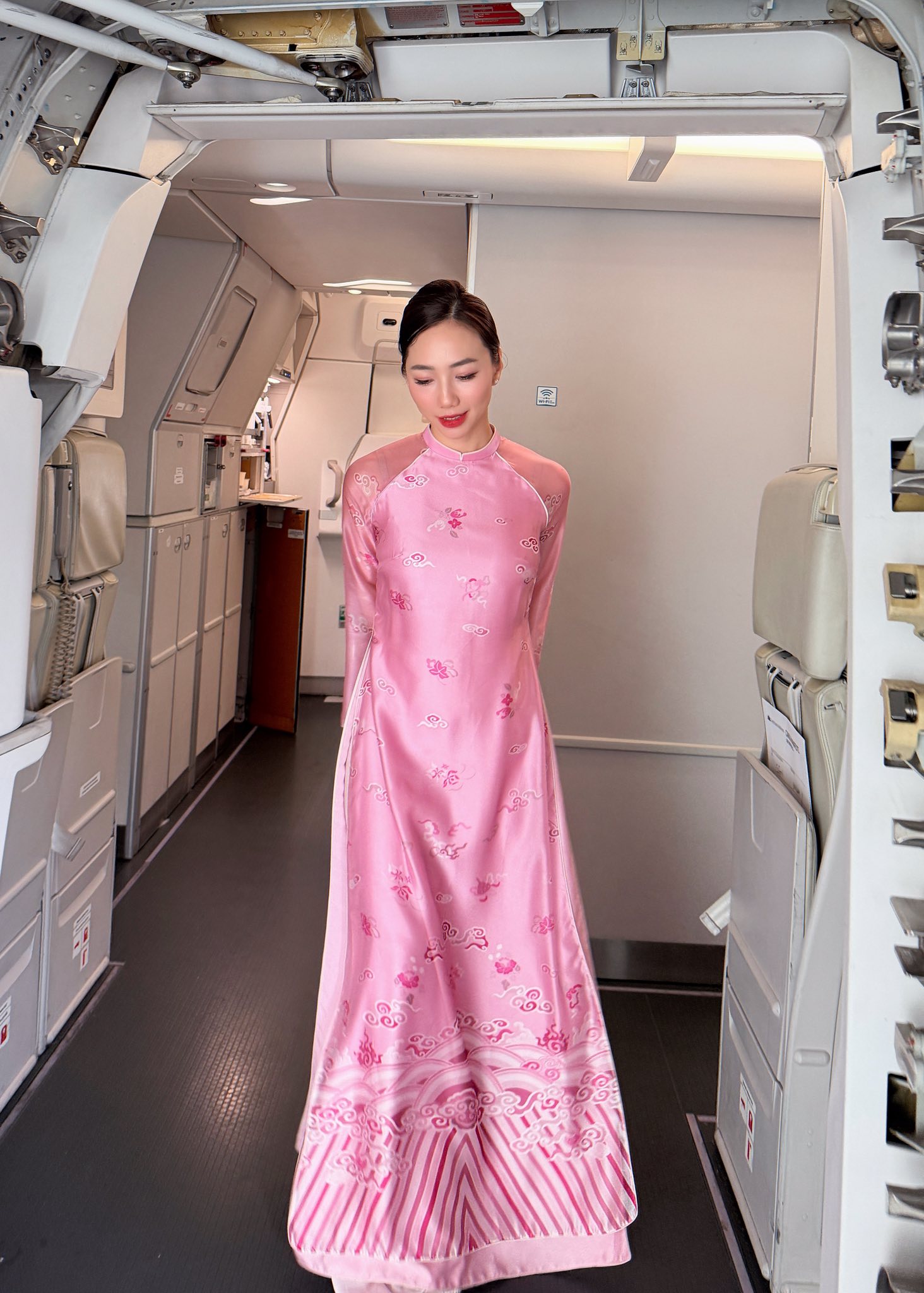 "Rừng hoa xuân" trên độ cao 10.000 mét của Vietnam Airlines: Khi tiếp viên được tự do diện áo dài rực rỡ- Ảnh 6.