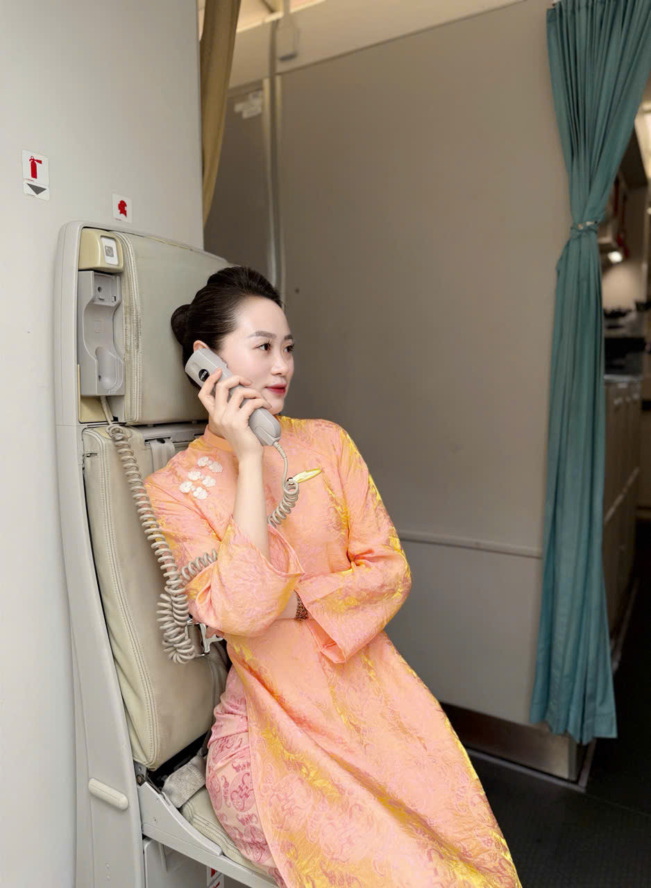 "Rừng hoa xuân" trên độ cao 10.000 mét của Vietnam Airlines: Khi tiếp viên được tự do diện áo dài rực rỡ- Ảnh 15.