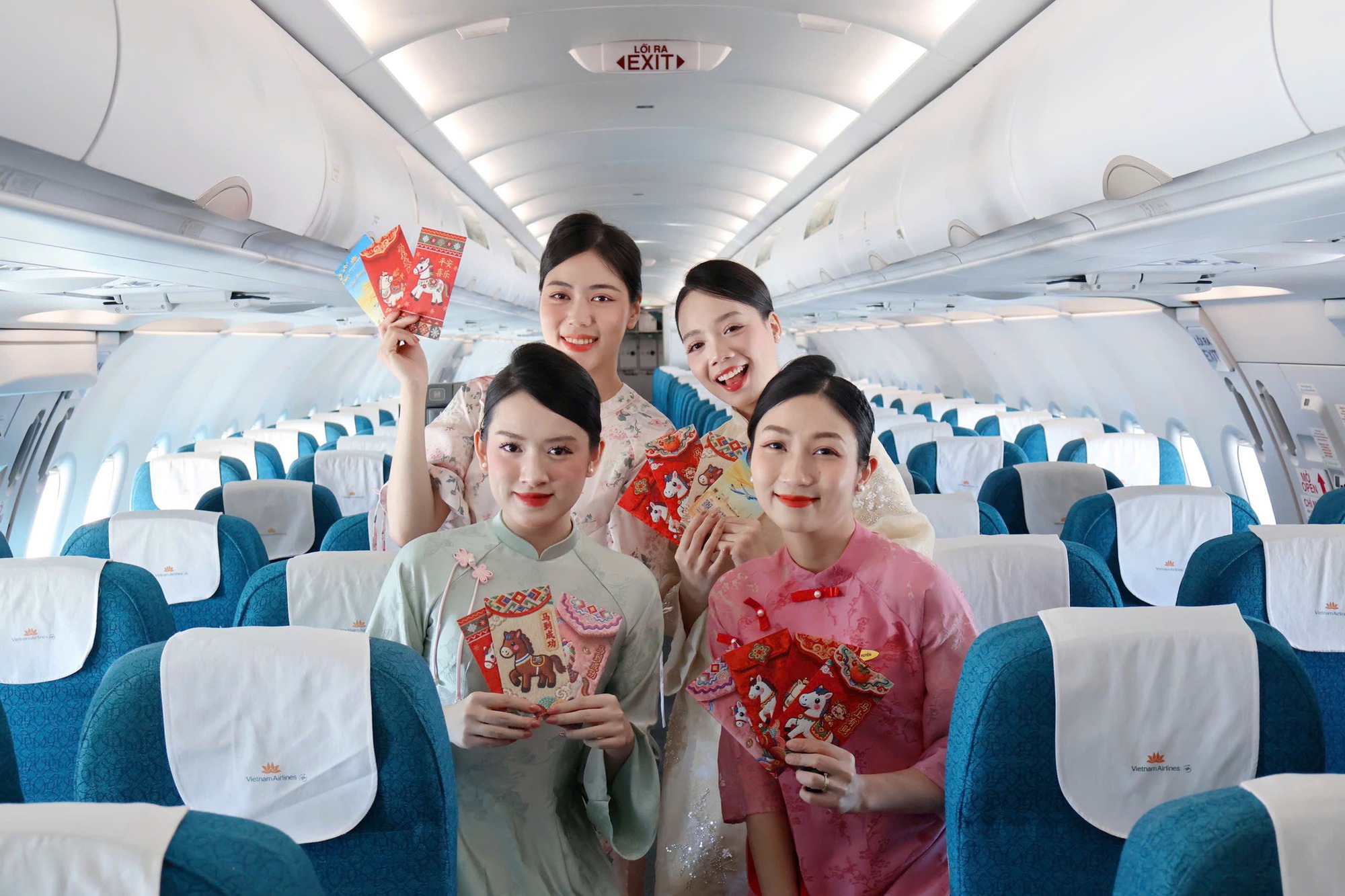 "Rừng hoa xuân" trên độ cao 10.000 mét của Vietnam Airlines: Khi tiếp viên được tự do diện áo dài rực rỡ- Ảnh 14.