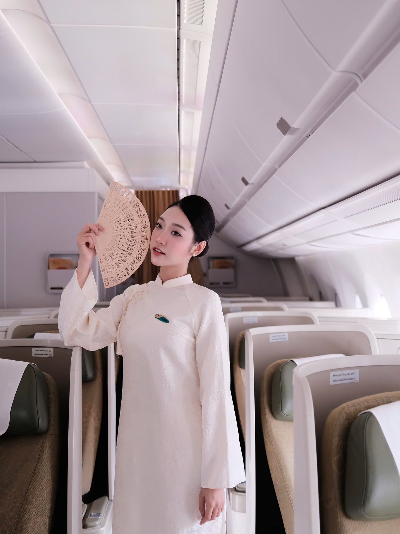 "Rừng hoa xuân" trên độ cao 10.000 mét của Vietnam Airlines: Khi tiếp viên được tự do diện áo dài rực rỡ- Ảnh 18.